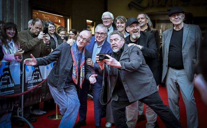 Premiere des Dokumentarfilms Vier von hier In Anwesenheit von Dietmar Bär, Joachim Krol, Peter Lohmeyer, Armin Rohde und Regisseur Christph Rüter in der Lichtburg Essen ** NUR FÜR REDAKTIONELLE ZWECKE ** EDITORIAL USE ONLY **<p>Schauspieler Peter Lohmeyer, Schauspieler Joachim Krol, Bodo Hombach, Vors. der Brost-Stiftung,Schauspieler Armin Rohde, Moderatorin Bettina Böttinger, Schauspieler Dietmar Bär, Boris Berger, stell. Vors. der Brost-Stiftung, und Regisseur Christoph Rüter, von links am Dienstag, dem 17. März 2026. Premiere des Dokumentarfilms Vier von hier In Anwesenheit von Dietmar Bär, Joachim Krol, Peter Lohmeyer und Armin Rohde. Schauspieler auf dem roten Teppich vor der Lichtburg Deutschland NRW Essen Copyright: Ke Copyright: KerstinxKokoska doc85imy3lp3qfo9fscyko ,EDITORIAL USE ONLY