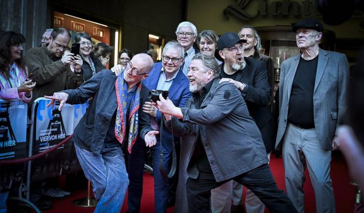 Premiere des Dokumentarfilms Vier von hier In Anwesenheit von Dietmar Bär, Joachim Krol, Peter Lohmeyer, Armin Rohde und Regisseur Christph Rüter in der Lichtburg Essen ** NUR FÜR REDAKTIONELLE ZWECKE ** EDITORIAL USE ONLY **<p>Schauspieler Peter Lohmeyer, Schauspieler Joachim Krol, Bodo Hombach, Vors. der Brost-Stiftung,Schauspieler Armin Rohde, Moderatorin Bettina Böttinger, Schauspieler Dietmar Bär, Boris Berger, stell. Vors. der Brost-Stiftung, und Regisseur Christoph Rüter, von links am Dienstag, dem 17. März 2026. Premiere des Dokumentarfilms Vier von hier In Anwesenheit von Dietmar Bär, Joachim Krol, Peter Lohmeyer und Armin Rohde. Schauspieler auf dem roten Teppich vor der Lichtburg Deutschland NRW Essen Copyright: Ke Copyright: KerstinxKokoska doc85imy3m9kyq1d154cvow ,EDITORIAL USE ONLY