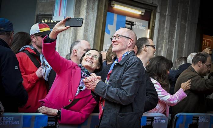 Premiere des Dokumentarfilms Vier von hier In Anwesenheit von Dietmar Bär, Joachim Krol, Peter Lohmeyer, Armin Rohde und Regisseur Christph Rüter in der Lichtburg Essen ** NUR FÜR REDAKTIONELLE ZWECKE ** EDITORIAL USE ONLY **<p>Fan macht ein Selfie mit Peter Lohmeyer am Dienstag, dem 17. März 2026. Premiere des Dokumentarfilms Vier von hier In Anwesenheit von Dietmar Bär, Joachim Krol, Peter Lohmeyer und Armin Rohde. Schauspieler auf dem roten Teppich vor der Lichtburg Deutschland NRW Essen Copyright: KerstinxKokoska