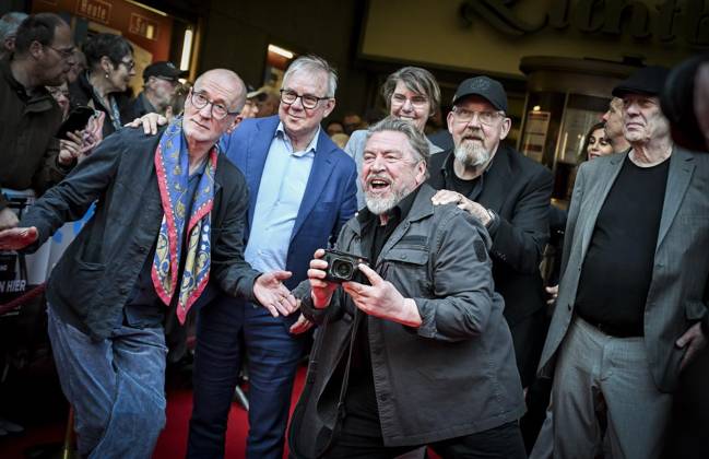 Premiere des Dokumentarfilms Vier von hier In Anwesenheit von Dietmar Bär, Joachim Krol, Peter Lohmeyer, Armin Rohde und Regisseur Christph Rüter in der Lichtburg Essen ** NUR FÜR REDAKTIONELLE ZWECKE ** EDITORIAL USE ONLY **<p>Schauspieler Peter Lohmeyer, Schauspieler Joachim Krol, Schauspieler Armin Rohde, Moderatorin Bettina Böttinger, Schauspieler Dietmar Bär, und Regisseur Christoph Rüter, von links am Dienstag, dem 17. März 2026. Premiere des Dokumentarfilms Vier von hier In Anwesenheit von Dietmar Bär, Joachim Krol, Peter Lohmeyer und Armin Rohde. Schauspieler auf dem roten Teppich vor der Lichtburg Deutschland NRW Essen Copyright: KerstinxKokoska