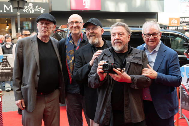 Regisseur Christoph RUETER, Rüter, Schauspieler Peter LOHMEYER, Schauspieler Dietmar BAER, Bär, Schauspieler Armin ROHDE, Schauspieler Joachim KROL, Roter Teppich, Red Carpet Show, Ankunft, arrival, Filmpremiere Vier von hier, 21.04.2026, in der Lichtburg in Essen,