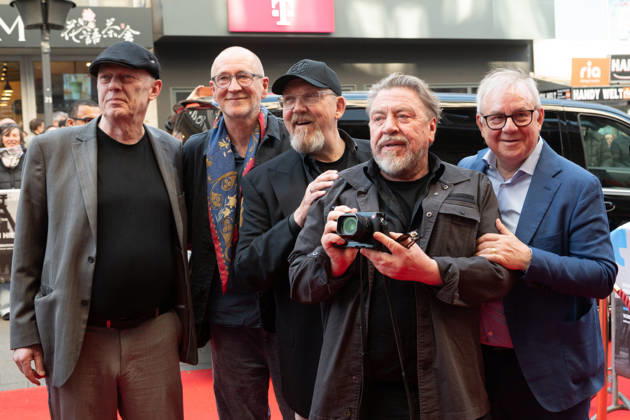Regisseur Christoph RUETER, Rüter, Schauspieler Peter LOHMEYER, Schauspieler Dietmar BAER, Bär, Schauspieler Armin ROHDE, Schauspieler Joachim KROL, Roter Teppich, Red Carpet Show, Ankunft, arrival, Filmpremiere Vier von hier, 21.04.2026, in der Lichtburg in Essen,