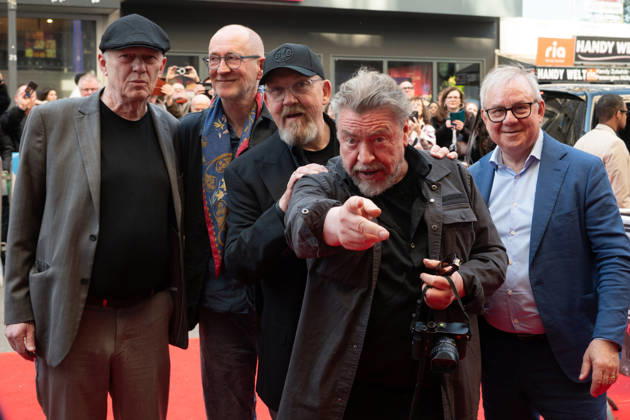 Regisseur Christoph RUETER, Rüter, Schauspieler Peter LOHMEYER, Schauspieler Dietmar BAER, Bär, Schauspieler Armin ROHDE, Schauspieler Joachim KROL, Roter Teppich, Red Carpet Show, Ankunft, arrival, Filmpremiere Vier von hier, 21.04.2026, in der Lichtburg in Essen,