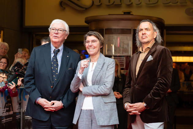 von links: Bodo HOMBACH, Vorstandsvorsitzender der Brost-Stiftung, Bettina BOETTINGER, Moderatorin, Boris BERGER, Vorstandsmitglied der Brost-Stiftung Roter Teppich, Red Carpet Show, Ankunft, arrival, Filmpremiere Vier von hier, 21.04.2026, in der Lichtburg in Essen,