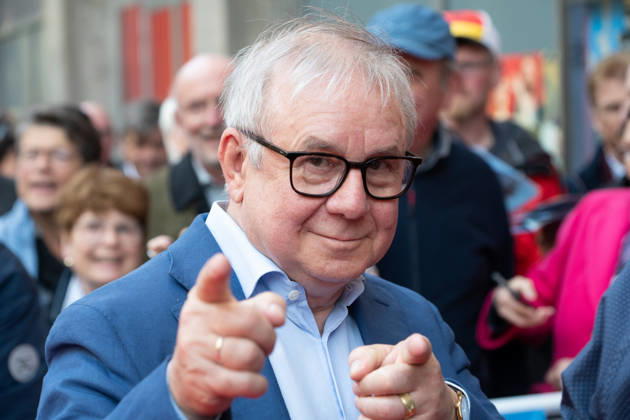 Schauspieler Joachim KROL, Portraet, Portrait, Porträt, Einzelbild, angeschnittenes Einzelmotiv, Roter Teppich, Red Carpet Show, Ankunft, arrival, Filmpremiere Vier von hier, 21.04.2026, in der Lichtburg in Essen,