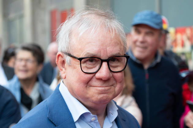 Schauspieler Joachim KROL, Portraet, Portrait, Porträt, Einzelbild, angeschnittenes Einzelmotiv, Roter Teppich, Red Carpet Show, Ankunft, arrival, Filmpremiere Vier von hier, 21.04.2026, in der Lichtburg in Essen,