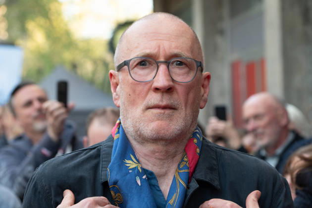 Schauspieler Peter LOHMEYER, Portraet, Portrait, Porträt, Einzelbild, angeschnittenes Einzelmotiv, Roter Teppich, Red Carpet Show, Ankunft, arrival, Filmpremiere Vier von hier, 21.04.2026, in der Lichtburg in Essen,
