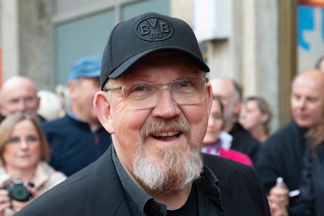Schauspieler Dietmar BAER, Bär, Portraet, Portrait, Porträt, Einzelbild, angeschnittenes Einzelmotiv, Roter Teppich, Red Carpet Show, Ankunft, arrival, Filmpremiere Vier von hier, 21.04.2026, in der Lichtburg in Essen,