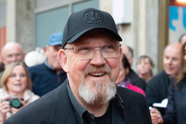 Schauspieler Dietmar BAER, Bär, Portraet, Portrait, Porträt, Einzelbild, angeschnittenes Einzelmotiv, Roter Teppich, Red Carpet Show, Ankunft, arrival, Filmpremiere Vier von hier, 21.04.2026, in der Lichtburg in Essen,