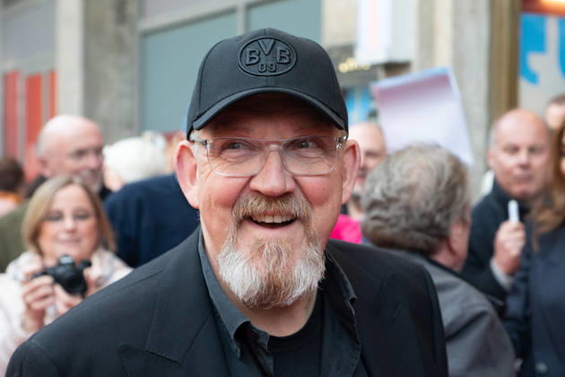 Schauspieler Dietmar BAER, Bär, Portraet, Portrait, Porträt, Einzelbild, angeschnittenes Einzelmotiv, Roter Teppich, Red Carpet Show, Ankunft, arrival, Filmpremiere Vier von hier, 21.04.2026, in der Lichtburg in Essen,