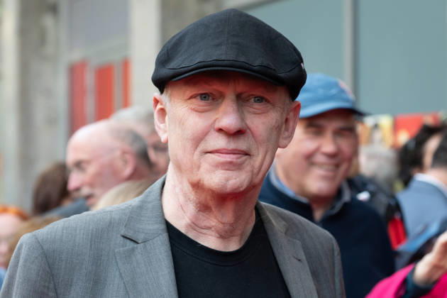 Regisseur Christoph RUETER, Rüter, Portraet, Portrait, Porträt, Einzelbild, angeschnittenes Einzelmotiv, Roter Teppich, Red Carpet Show, Ankunft, arrival, Filmpremiere Vier von hier, 21.04.2026, in der Lichtburg in Essen,