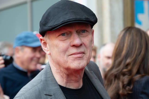 Regisseur Christoph RUETER, Rüter, Portraet, Portrait, Porträt, Einzelbild, angeschnittenes Einzelmotiv, Roter Teppich, Red Carpet Show, Ankunft, arrival, Filmpremiere Vier von hier, 21.04.2026, in der Lichtburg in Essen,