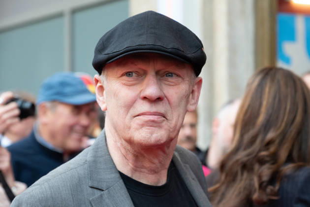 Regisseur Christoph RUETER, Rüter, Portraet, Portrait, Porträt, Einzelbild, angeschnittenes Einzelmotiv, Roter Teppich, Red Carpet Show, Ankunft, arrival, Filmpremiere Vier von hier, 21.04.2026, in der Lichtburg in Essen,