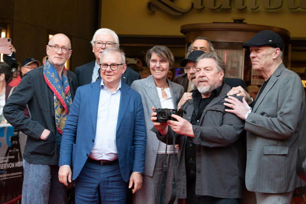 Schauspieler Peter LOHMEYER, Bodo HOMBACH, Vorstandsvorsitzender der Brost-Stiftung, Schauspieler Joachim KROL, Moderatorin Bettina BOETTINGER, Schauspieler Dietmar BAER, Bär, Schauspieler Armin ROHDE, Boris BERGER, Vorstandsmitglied der Brost-Stiftung, Regisseur Christoph RUETER, Rüter, Roter Teppich, Red Carpet Show, Ankunft, arrival, Filmpremiere Vier von hier, 21.04.2026, in der Lichtburg in Essen,
