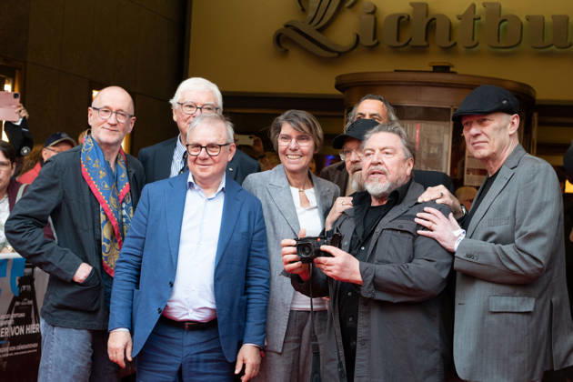 Schauspieler Peter LOHMEYER, Bodo HOMBACH, Vorstandsvorsitzender der Brost-Stiftung, Schauspieler Joachim KROL, Moderatorin Bettina BOETTINGER, Schauspieler Dietmar BAER, Bär, Schauspieler Armin ROHDE, Boris BERGER, Vorstandsmitglied der Brost-Stiftung, Regisseur Christoph RUETER, Rüter, Roter Teppich, Red Carpet Show, Ankunft, arrival, Filmpremiere Vier von hier, 21.04.2026, in der Lichtburg in Essen,