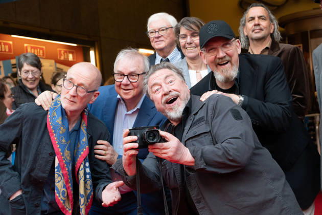 Schauspieler Peter LOHMEYER, Bodo HOMBACH, Vorstandsvorsitzender der Brost-Stiftung, Schauspieler Joachim KROL, Moderatorin Bettina BOETTINGER, Schauspieler Dietmar BAER, Bär, Schauspieler Armin ROHDE, Boris BERGER, Vorstandsmitglied der Brost-Stiftung, Regisseur Christoph RUETER, Rüter, Roter Teppich, Red Carpet Show, Ankunft, arrival, Filmpremiere Vier von hier, 21.04.2026, in der Lichtburg in Essen,