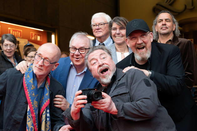 Schauspieler Peter LOHMEYER, Bodo HOMBACH, Vorstandsvorsitzender der Brost-Stiftung, Schauspieler Joachim KROL, Moderatorin Bettina BOETTINGER, Schauspieler Dietmar BAER, Bär, Schauspieler Armin ROHDE, Boris BERGER, Vorstandsmitglied der Brost-Stiftung, Regisseur Christoph RUETER, Rüter, Roter Teppich, Red Carpet Show, Ankunft, arrival, Filmpremiere Vier von hier, 21.04.2026, in der Lichtburg in Essen,