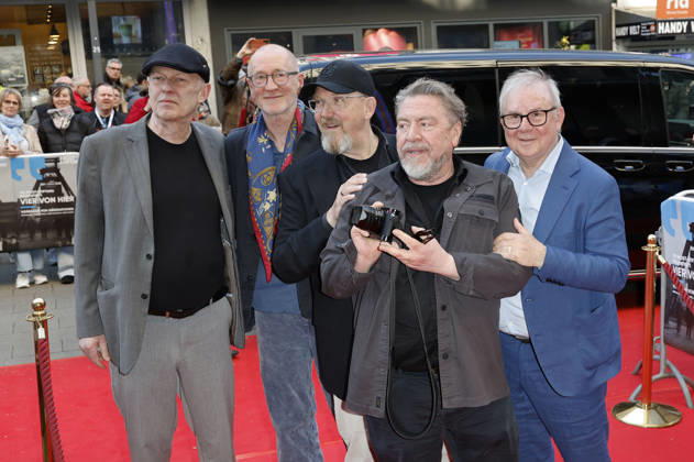 Christoph Rüter, Peter Lohmeyer, Dietmar Bär, Armin Rohde und Joachim Krol bei der Premiere des Dokumentarfilms Vier von Hier in der Lichtburg. Essen, 21.04.2026