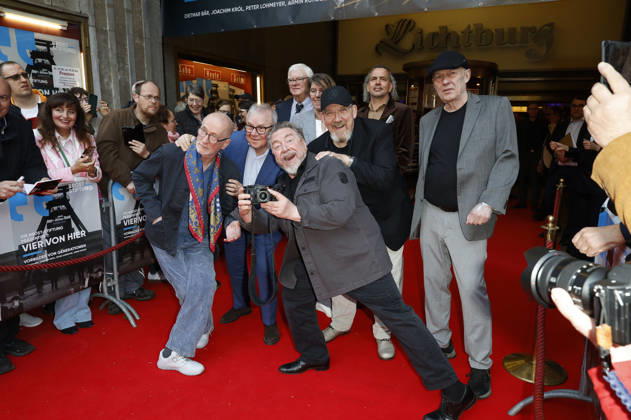 Peter Lohmeyer, Joachim Krol, Armin Rohde, Bodo Hombach, Bettina Böttinger, Dietmar Bär, Boris Berger und Christoph Rüter bei der Premiere des Dokumentarfilms Vier von Hier in der Lichtburg. Essen, 21.04.2026