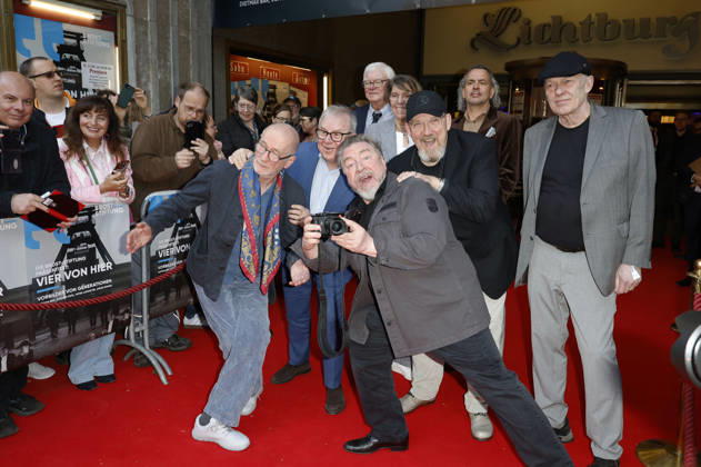 Peter Lohmeyer, Joachim Krol, Armin Rohde, Bodo Hombach, Bettina Böttinger, Dietmar Bär, Boris Berger und Christoph Rüter bei der Premiere des Dokumentarfilms Vier von Hier in der Lichtburg. Essen, 21.04.2026