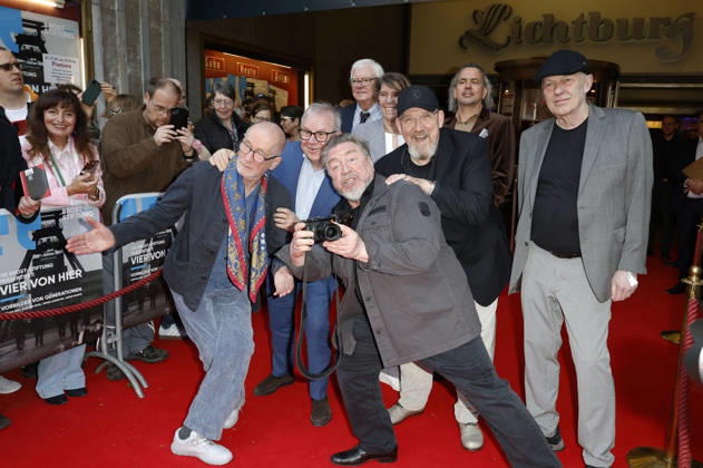 Peter Lohmeyer, Joachim Krol, Armin Rohde, Bodo Hombach, Bettina Böttinger, Dietmar Bär, Boris Berger und Christoph Rüter bei der Premiere des Dokumentarfilms Vier von Hier in der Lichtburg. Essen, 21.04.2026