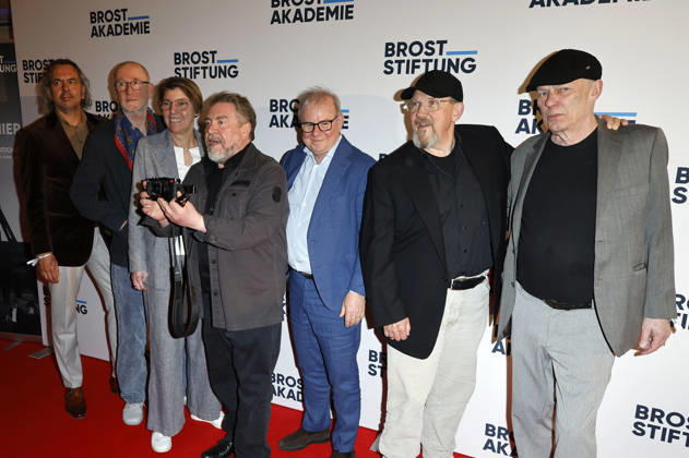 Boris Berger, Peter Lohmeyer, Bettina Böttinger, Armin Rohde, Joachim Krol, Dietmar Bär und Christoph Rüter bei der Premiere des Dokumentarfilms Vier von Hier in der Lichtburg. Essen, 21.04.2026