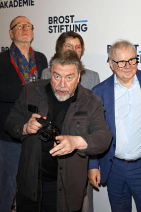 Peter Lohmeyer, Armin Rohde, Bettina Böttinger und Joachim Krol bei der Premiere des Dokumentarfilms Vier von Hier in der Lichtburg. Essen, 21.04.2026