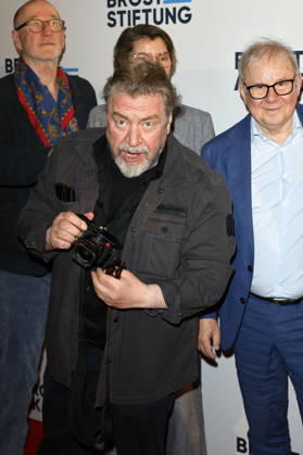 Peter Lohmeyer, Armin Rohde, Bettina Böttinger und Joachim Krol bei der Premiere des Dokumentarfilms Vier von Hier in der Lichtburg. Essen, 21.04.2026