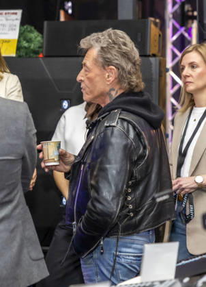 ABB MAFFAYBUCH - Peter Maffay bei der Vorstellung Kinderbuchveroeffentlichung Der unerwuenschte Gast von Hendrikje Balsmeyer,mit einem Vorwort von Peter Maffay im Music Store Koeln am 21.02.2026 in Koeln