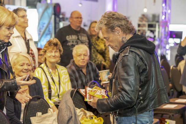 ABB MAFFAYBUCH - Peter Maffay bei der Vorstellung Kinderbuchveroeffentlichung Der unerwuenschte Gast von Hendrikje Balsmeyer,mit einem Vorwort von Peter Maffay im Music Store Koeln am 21.02.2026 in Koeln