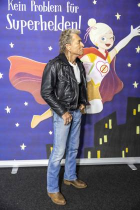 ABB MAFFAYBUCH - Peter Maffay bei der Vorstellung Kinderbuchveroeffentlichung Der unerwuenschte Gast von Hendrikje Balsmeyer,mit einem Vorwort von Peter Maffay im Music Store Koeln am 21.02.2026 in Koeln