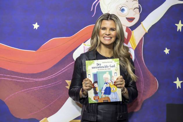 ABB MAFFAYBUCH - Hendrikje Balsmeyer bei der Vorstellung Kinderbuchveroeffentlichung Der unerwuenschte Gast von Hendrikje Balsmeyer,mit einem Vorwort von Peter Maffay im Music Store Koeln am 21.02.2026 in Koeln