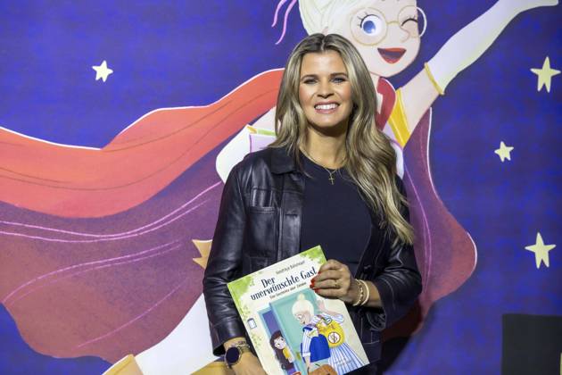 ABB MAFFAYBUCH - Hendrikje Balsmeyer bei der Vorstellung Kinderbuchveroeffentlichung Der unerwuenschte Gast von Hendrikje Balsmeyer,mit einem Vorwort von Peter Maffay im Music Store Koeln am 21.02.2026 in Koeln