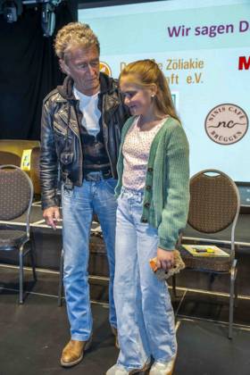 ABB MAFFAYBUCH - Peter Maffay (Saenger), Betroffenes Kind von Zoeliakie bei der Vorstellung Kinderbuchveroeffentlichung Der unerwuenschte Gast von Hendrikje Balsmeyer,mit einem Vorwort von Peter Maffay im Music Store Koeln am 21.02.2026 in Koeln