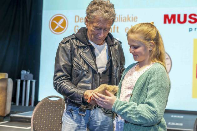 ABB MAFFAYBUCH - Peter Maffay (Saenger), Betroffenes Kind von Zoeliakie bei der Vorstellung Kinderbuchveroeffentlichung Der unerwuenschte Gast von Hendrikje Balsmeyer,mit einem Vorwort von Peter Maffay im Music Store Koeln am 21.02.2026 in Koeln
