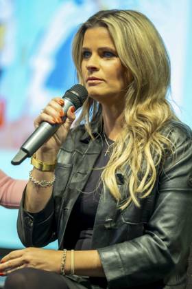 ABB MAFFAYBUCH - Hendrikje Balsmeyer bei der Vorstellung Kinderbuchveroeffentlichung Der unerwuenschte Gast von Hendrikje Balsmeyer,mit einem Vorwort von Peter Maffay im Music Store Koeln am 21.02.2026 in Koeln