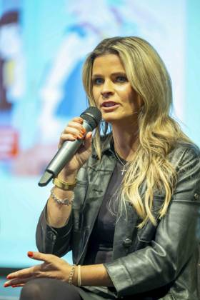 ABB MAFFAYBUCH - Hendrikje Balsmeyer bei der Vorstellung Kinderbuchveroeffentlichung Der unerwuenschte Gast von Hendrikje Balsmeyer,mit einem Vorwort von Peter Maffay im Music Store Koeln am 21.02.2026 in Koeln