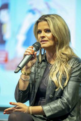 ABB MAFFAYBUCH - Hendrikje Balsmeyer bei der Vorstellung Kinderbuchveroeffentlichung Der unerwuenschte Gast von Hendrikje Balsmeyer,mit einem Vorwort von Peter Maffay im Music Store Koeln am 21.02.2026 in Koeln