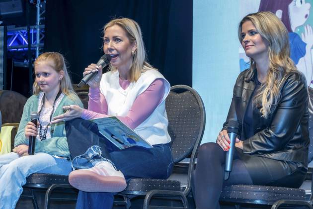 ABB MAFFAYBUCH - Betroffenes Kind von Zöliakie, Sissy Metzschke (Moderatorin), Hendrikje Balsmeyer (Autorin) der Vorstellung Kinderbuchveroeffentlichung Der unerwuenschte Gast von Hendrikje Balsmeyer,mit einem Vorwort von Peter Maffay im Music Store Koeln am 21.02.2026 in Koeln