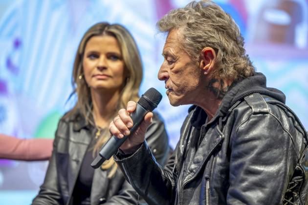 ABB MAFFAYBUCH - Peter Maffay und Frau Hendrikje Balsmeyer bei der Vorstellung Kinderbuchveroeffentlichung Der unerwuenschte Gast von Hendrikje Balsmeyer,mit einem Vorwort von Peter Maffay im Music Store Koeln am 21.02.2026 in Koeln