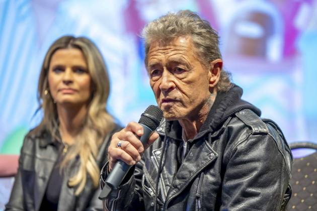 ABB MAFFAYBUCH - Peter Maffay und Frau Hendrikje Balsmeyer bei der Vorstellung Kinderbuchveroeffentlichung Der unerwuenschte Gast von Hendrikje Balsmeyer,mit einem Vorwort von Peter Maffay im Music Store Koeln am 21.02.2026 in Koeln