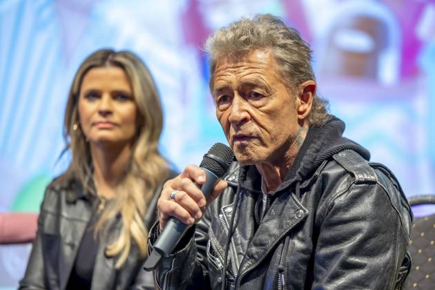 ABB MAFFAYBUCH - Peter Maffay und Frau Hendrikje Balsmeyer bei der Vorstellung Kinderbuchveroeffentlichung Der unerwuenschte Gast von Hendrikje Balsmeyer,mit einem Vorwort von Peter Maffay im Music Store Koeln am 21.02.2026 in Koeln