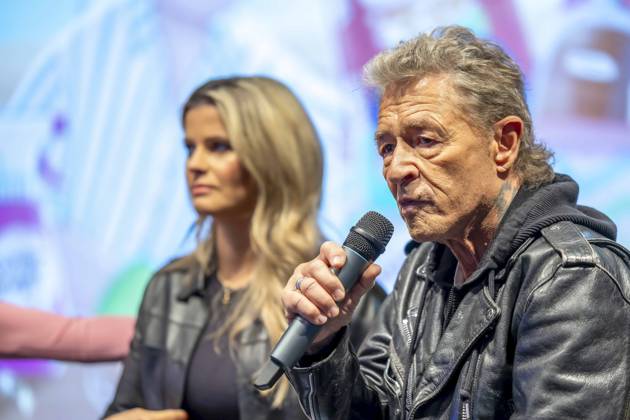 ABB MAFFAYBUCH - Peter Maffay und Frau Hendrikje Balsmeyer bei der Vorstellung Kinderbuchveroeffentlichung Der unerwuenschte Gast von Hendrikje Balsmeyer,mit einem Vorwort von Peter Maffay im Music Store Koeln am 21.02.2026 in Koeln