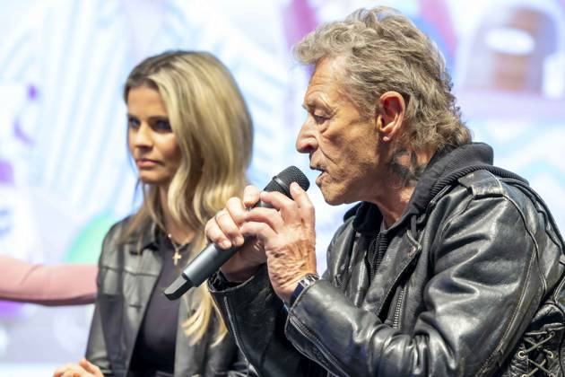 ABB MAFFAYBUCH - Peter Maffay und Frau Hendrikje Balsmeyer bei der Vorstellung Kinderbuchveroeffentlichung Der unerwuenschte Gast von Hendrikje Balsmeyer,mit einem Vorwort von Peter Maffay im Music Store Koeln am 21.02.2026 in Koeln