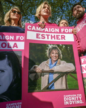 . 22 04 2026. London, United Kingdom. Assisted Dying Campaign Demonstration. Dame Esther Rantzen s daughter, Rebecca Wilcox, joins demonstration supporting the Assisted Dying Bill on Parliament Square, London.  xMartynxWheatleyx xi-Imagesx IIM-26724-0012