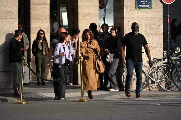 Halle Berry leaves the Regina Hotel, after filming scenes for the movie Fleur , Place des Pyramides, Paris, April 22, 2026 In this film by E Foumbi, the 59-year-old actress plays Fleur, a New York housewife who, after 30 years of marriage, flees to Paris where she reinvents herself as a high-end escort and dominatrix, regaining control of her life until her past catches up with her Gedeon Taieb Bestimage Halle Berry leaves the Regina Hotel, after filming scenes for the movie Fleur , Place des Pyramides, Paris, April 22, 2026 In this film by E Foumbi, the 59 year old actress plays Fleur, a New York housewife who, after 30 years of marriage, flees to Paris where she reinvents herself as a high-end escort and dominatrix, taking back control o Copyright: xGedeonxTaiebx xBestimagexGedeonxTaiebx xBestimagex