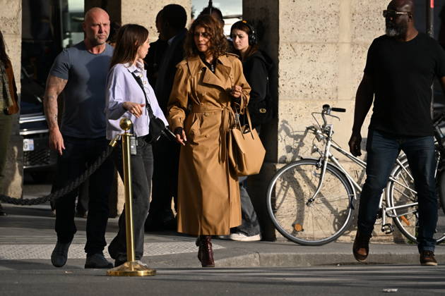 Halle Berry leaves the Regina Hotel, after filming scenes for the movie Fleur , Place des Pyramides, Paris, April 22, 2026 In this film by E Foumbi, the 59-year-old actress plays Fleur, a New York housewife who, after 30 years of marriage, flees to Paris where she reinvents herself as a high-end escort and dominatrix, regaining control of her life until her past catches up with her Gedeon Taieb Bestimage Halle Berry leaves the Regina Hotel, after filming scenes for the movie Fleur , Place des Pyramides, Paris, April 22, 2026 In this film by E Foumbi, the 59 year old actress plays Fleur, a New York housewife who, after 30 years of marriage, flees to Paris where she reinvents herself as a high-end escort and dominatrix, taking back control o Copyright: xGedeonxTaiebx xBestimagexGedeonxTaiebx xBestimagex
