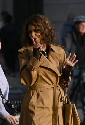 Halle Berry leaves the Regina Hotel, after filming scenes for the movie Fleur , Place des Pyramides, Paris, April 22, 2026 In this film by E Foumbi, the 59-year-old actress plays Fleur, a New York housewife who, after 30 years of marriage, flees to Paris where she reinvents herself as a high-end escort and dominatrix, regaining control of her life until her past catches up with her Gedeon Taieb Bestimage Halle Berry leaves the Regina Hotel, after filming scenes for the movie Fleur , Place des Pyramides, Paris, April 22, 2026 In this film by E Foumbi, the 59 year old actress plays Fleur, a New York housewife who, after 30 years of marriage, flees to Paris where she reinvents herself as a high-end escort and dominatrix, taking back control o Copyright: xGedeonxTaiebx xBestimagexGedeonxTaiebx xBestimagex