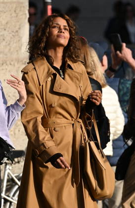 Halle Berry leaves the Regina Hotel, after filming scenes for the movie Fleur , Place des Pyramides, Paris, April 22, 2026 In this film by E Foumbi, the 59-year-old actress plays Fleur, a New York housewife who, after 30 years of marriage, flees to Paris where she reinvents herself as a high-end escort and dominatrix, regaining control of her life until her past catches up with her Gedeon Taieb Bestimage Halle Berry leaves the Regina Hotel, after filming scenes for the movie Fleur , Place des Pyramides, Paris, April 22, 2026 In this film by E Foumbi, the 59 year old actress plays Fleur, a New York housewife who, after 30 years of marriage, flees to Paris where she reinvents herself as a high-end escort and dominatrix, taking back control o Copyright: xGedeonxTaiebx xBestimagexGedeonxTaiebx xBestimagex
