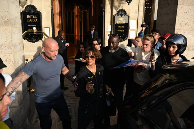 Halle Berry leaves the Regina Hotel, after filming scenes for the movie Fleur , Place des Pyramides, Paris, April 22, 2026 In this film by E Foumbi, the 59-year-old actress plays Fleur, a New York housewife who, after 30 years of marriage, flees to Paris where she reinvents herself as a high-end escort and dominatrix, regaining control of her life until her past catches up with her Gedeon Taieb Bestimage Halle Berry leaves the Regina Hotel, after filming scenes for the movie Fleur , Place des Pyramides, Paris, April 22, 2026 In this film by E Foumbi, the 59 year old actress plays Fleur, a New York housewife who, after 30 years of marriage, flees to Paris where she reinvents herself as a high-end escort and dominatrix, taking back control o Copyright: xGedeonxTaiebx xBestimagexGedeonxTaiebx xBestimagex